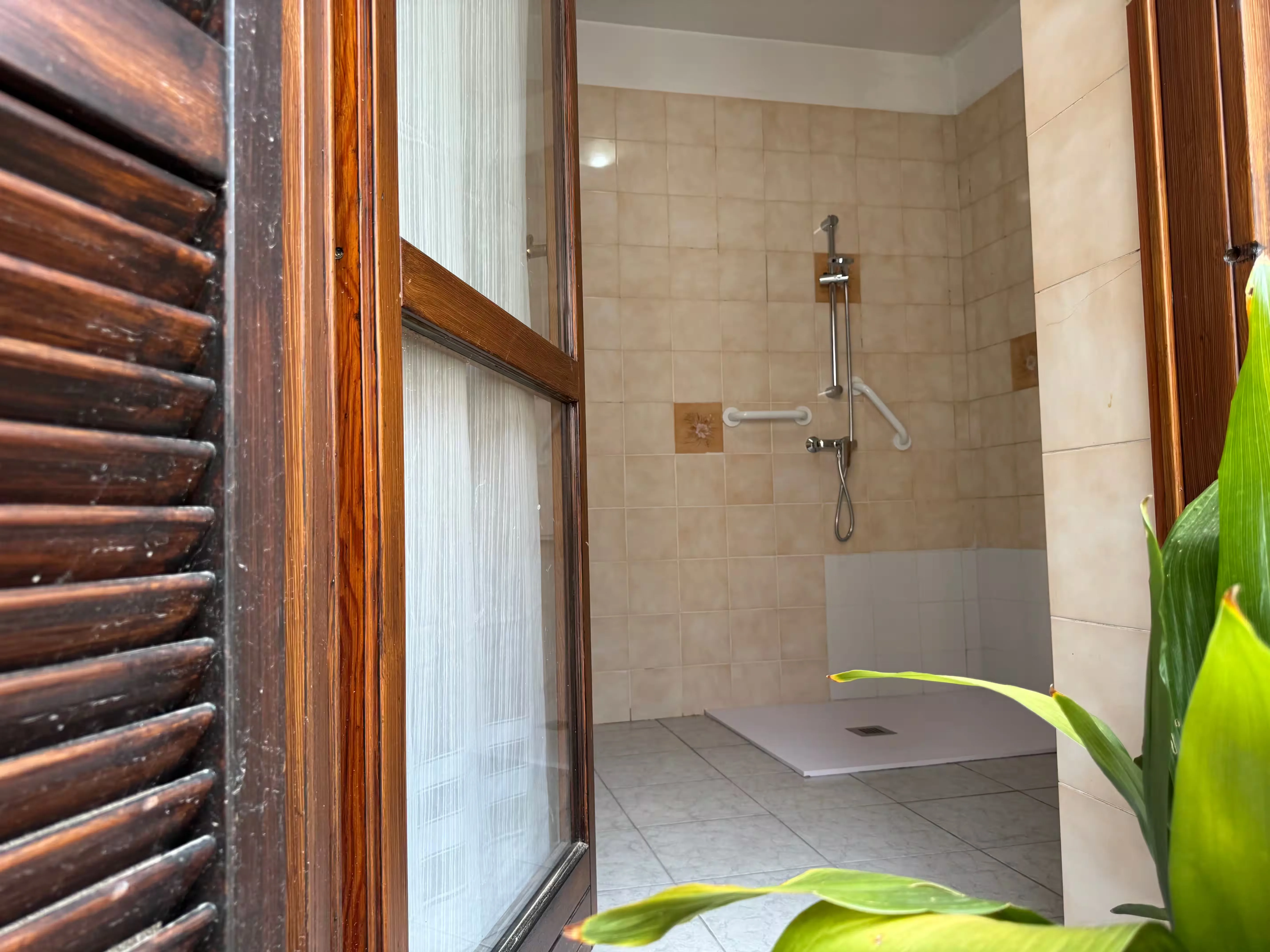 Bagno con doccia accessibile e maniglioni di sicurezza - Villa Sole Roasio