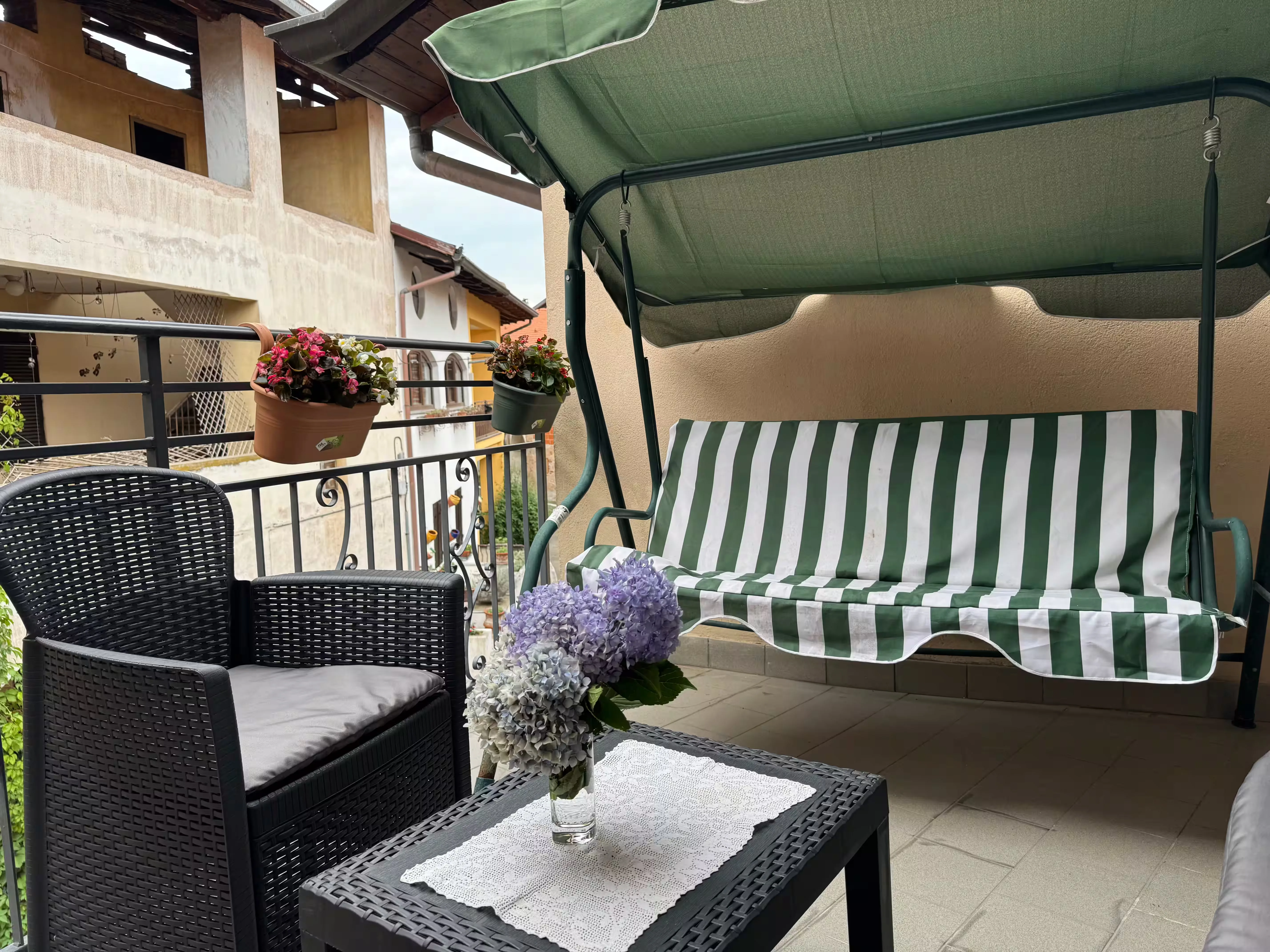 Balcone con dondolo e area relax - Villa Sole Casa Famiglia