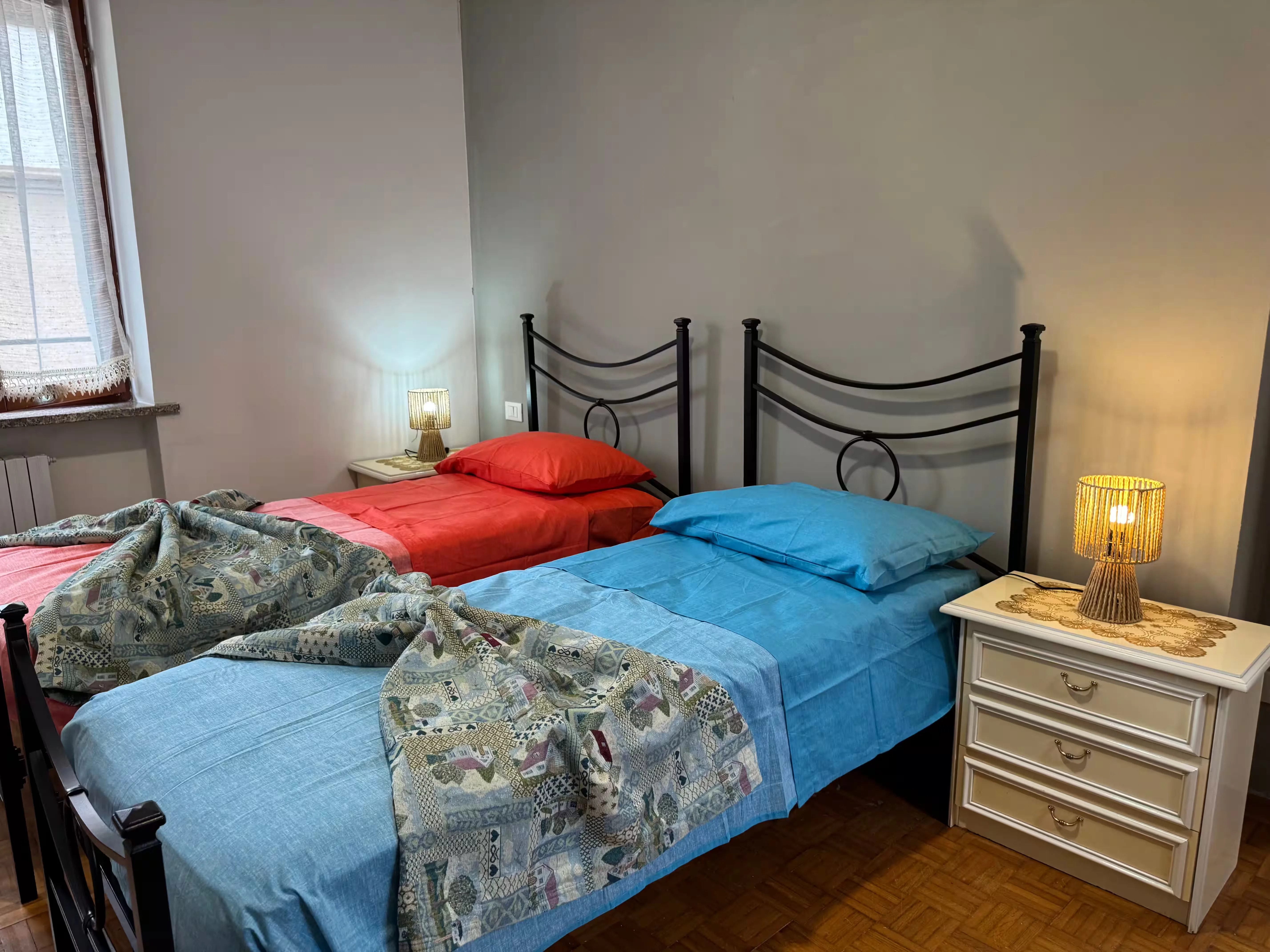 Camera doppia con comodini e abat-jour - Villa Sole Casa Famiglia