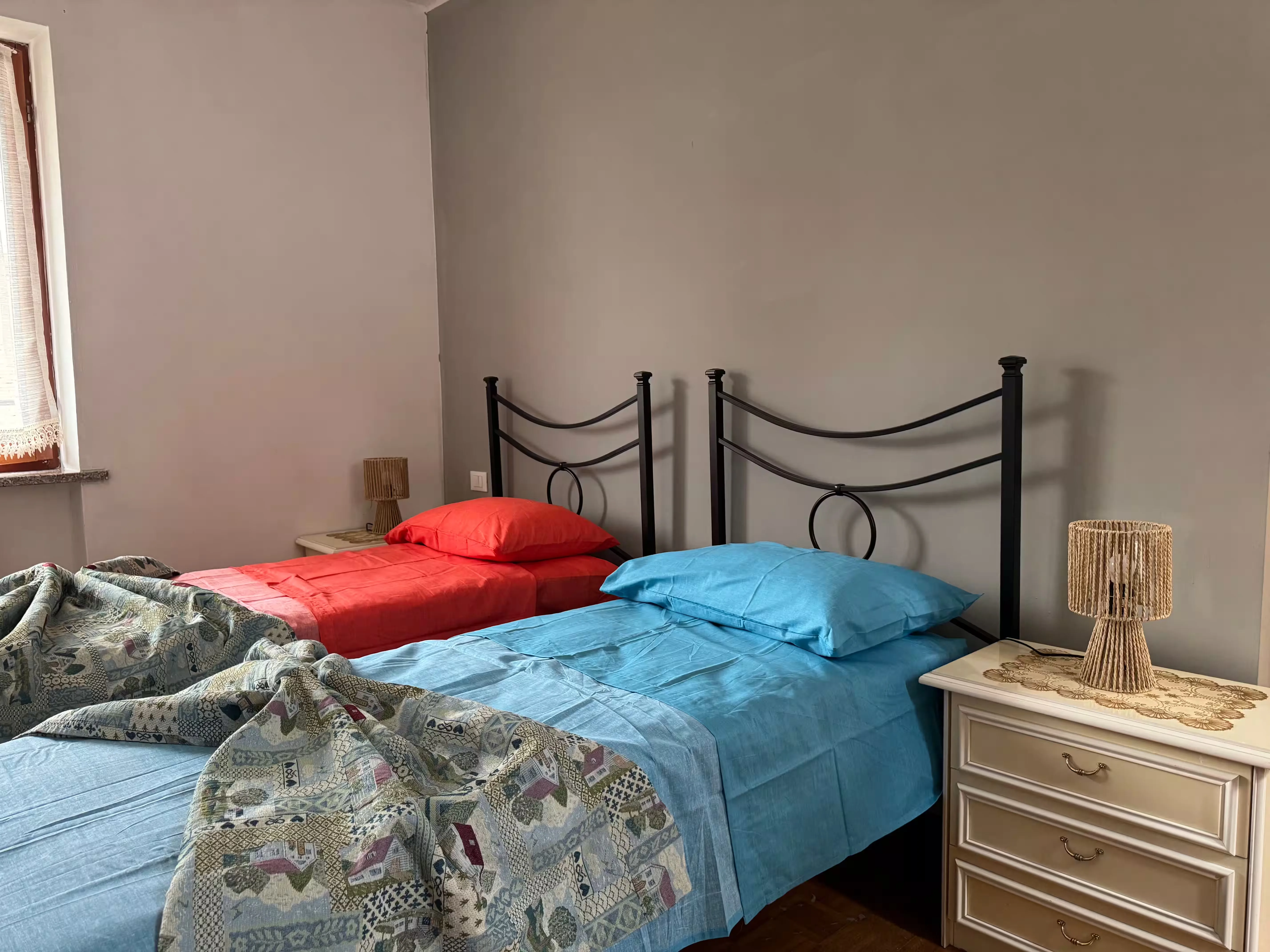 Camera doppia con due letti singoli rosso e blu - Villa Sole Roasio