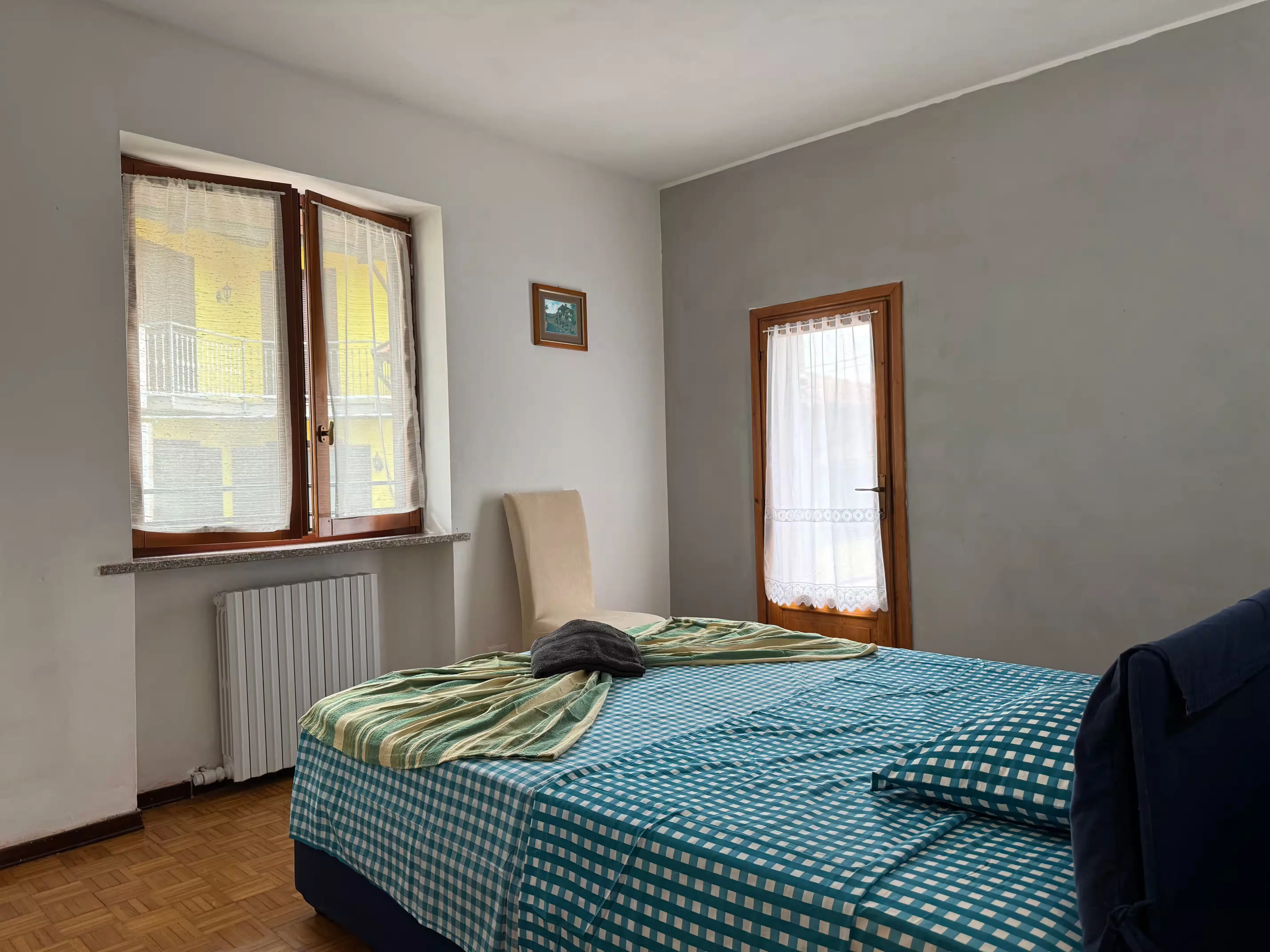 Camera luminosa con parquet e tende in pizzo - Villa Sole Casa Famiglia