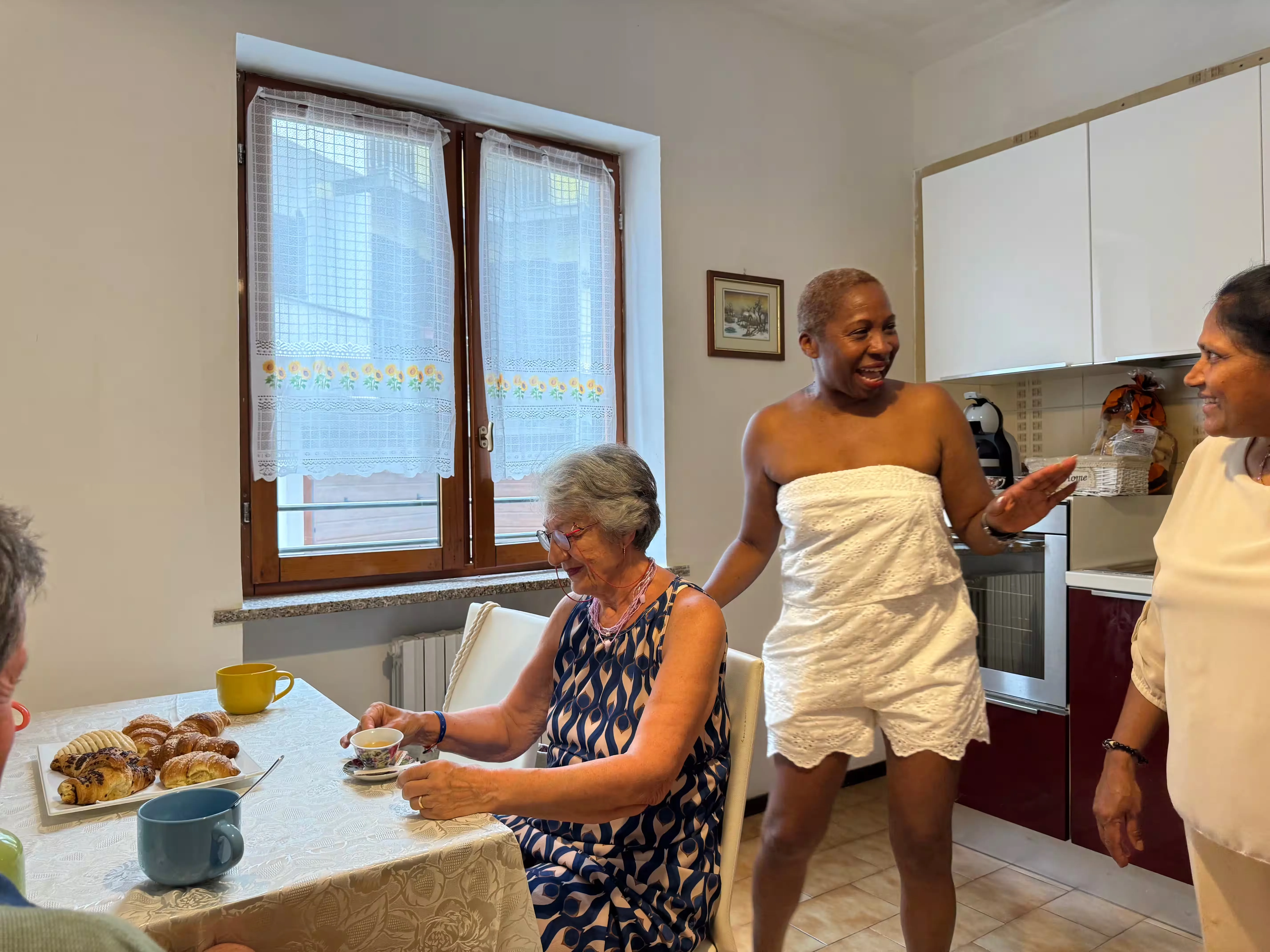 Gruppo a colazione in cucina - convivialità a Villa Sole Roasio