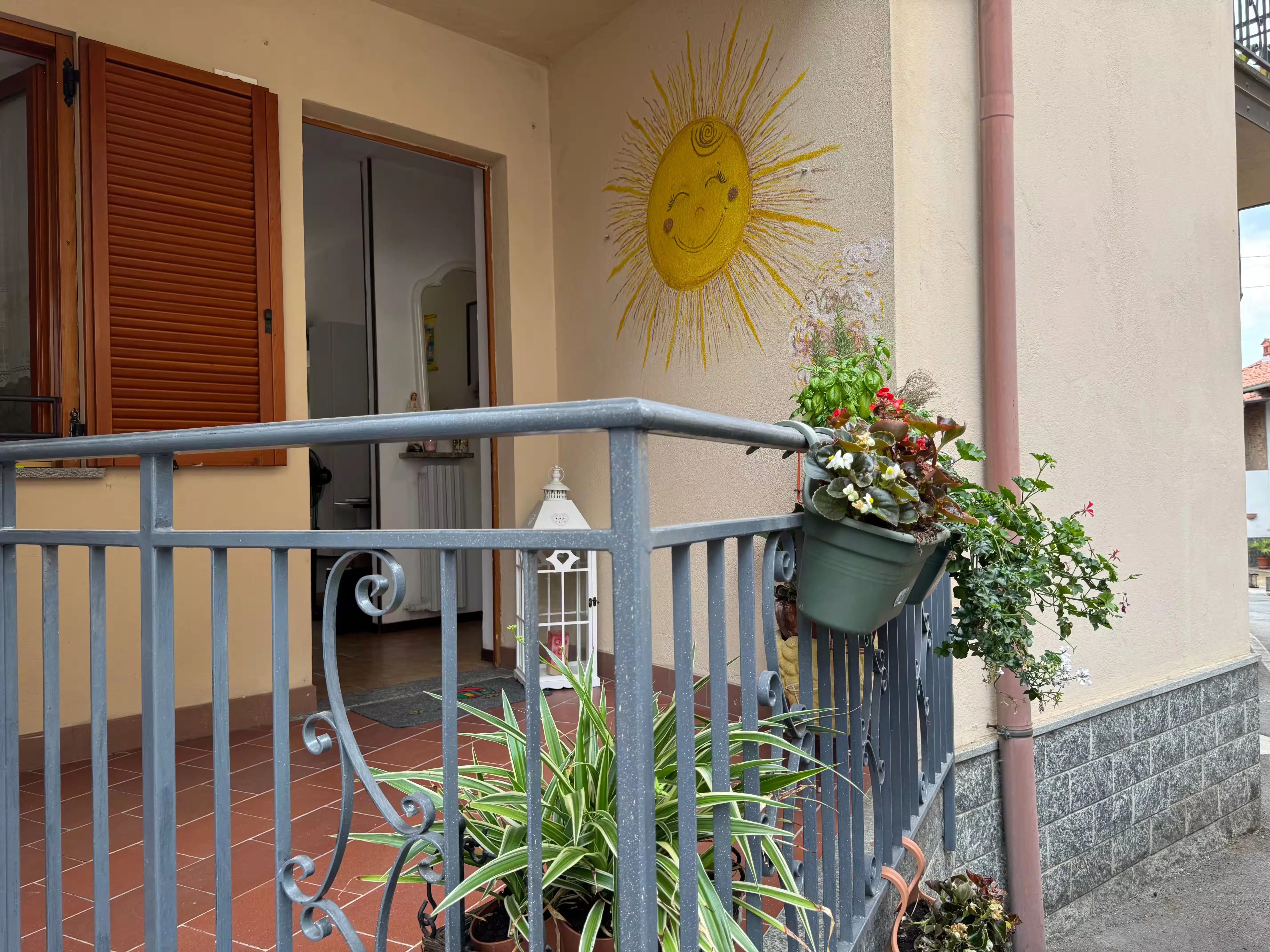 Ingresso e balcone con decorazione solare - Villa Sole Roasio