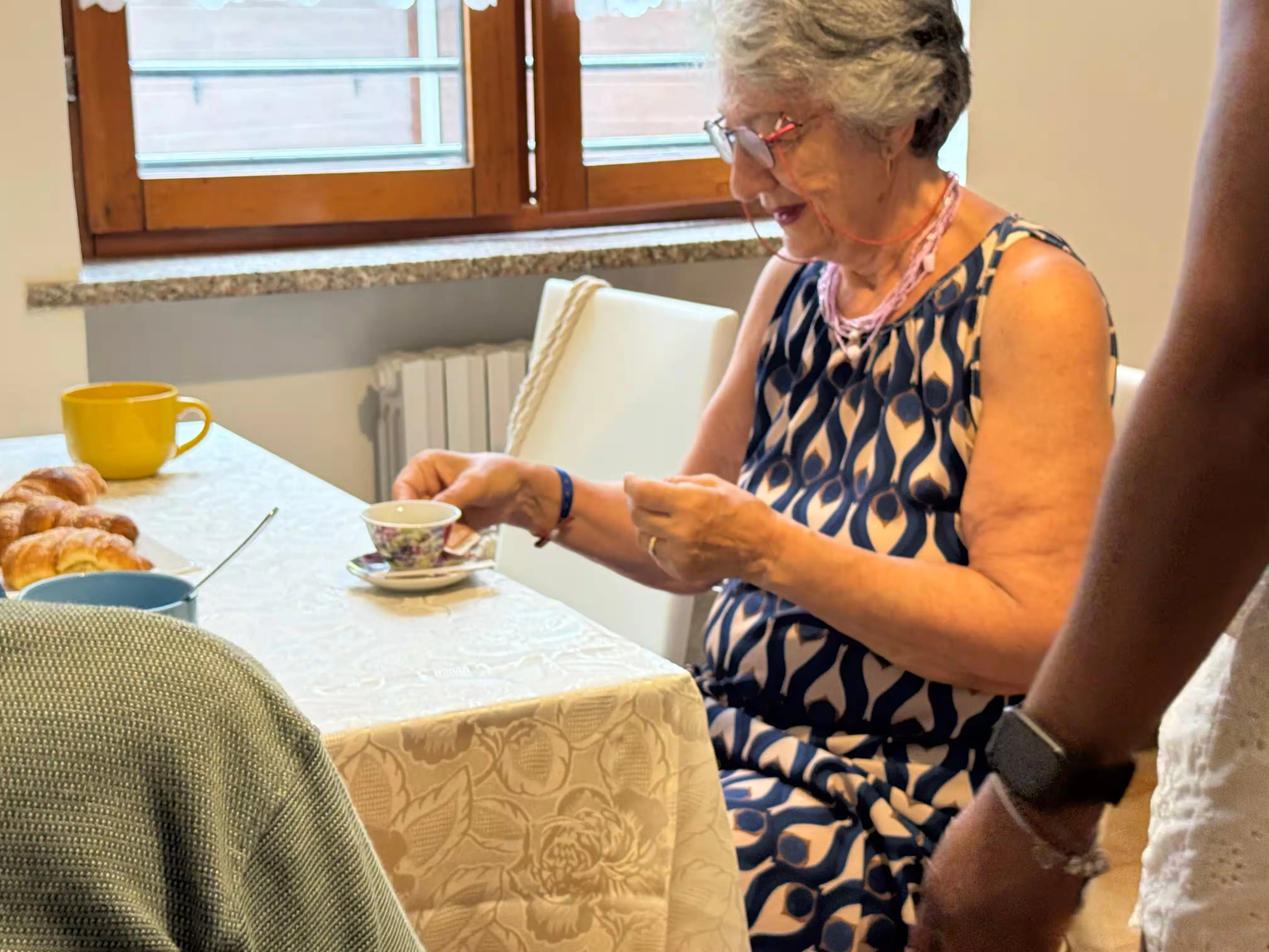 Ospite durante la colazione in ambiente familiare - Villa Sole Roasio