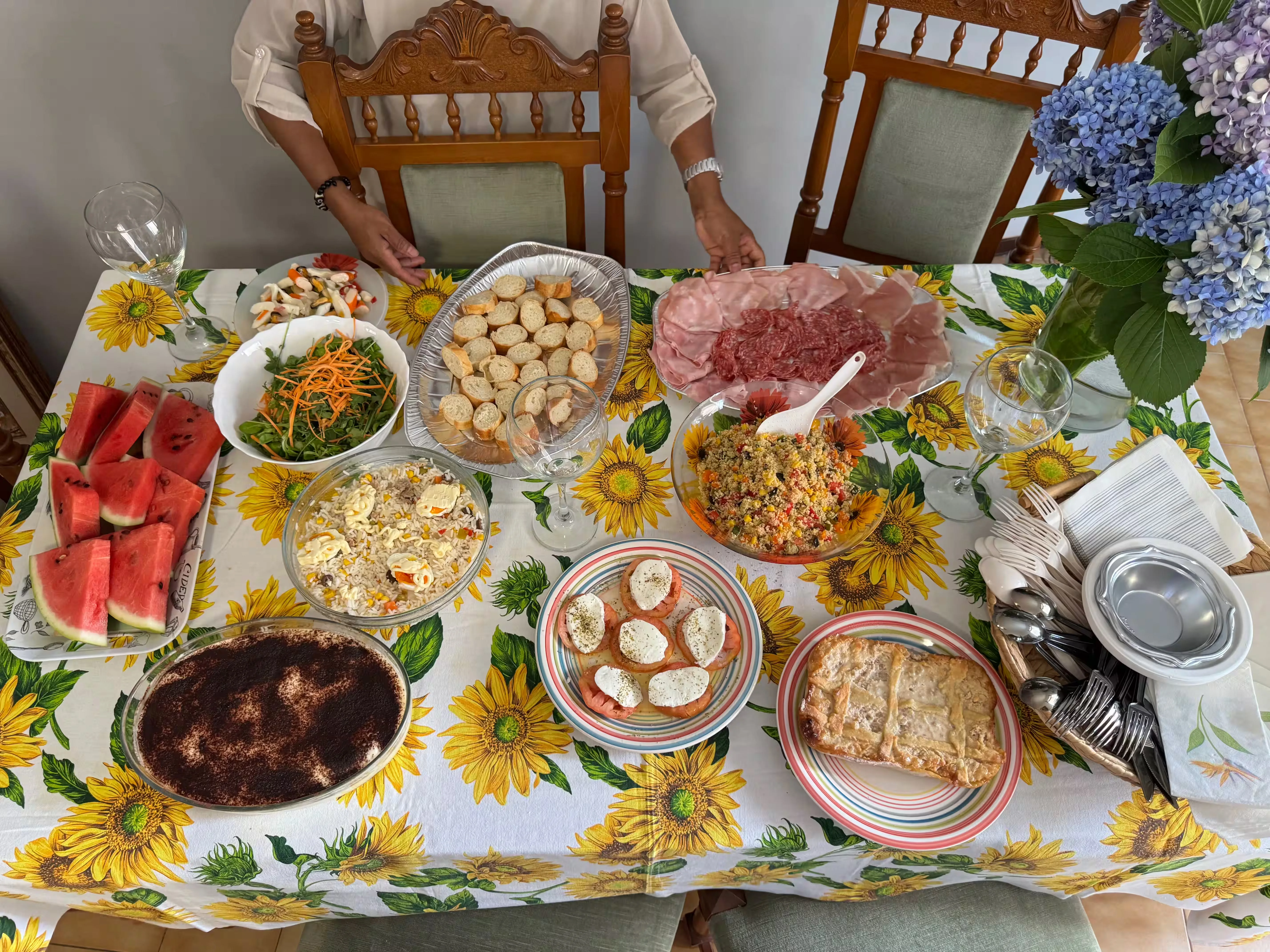 Pranzo festoso con piatti tradizionali visto dall'alto - Villa Sole
