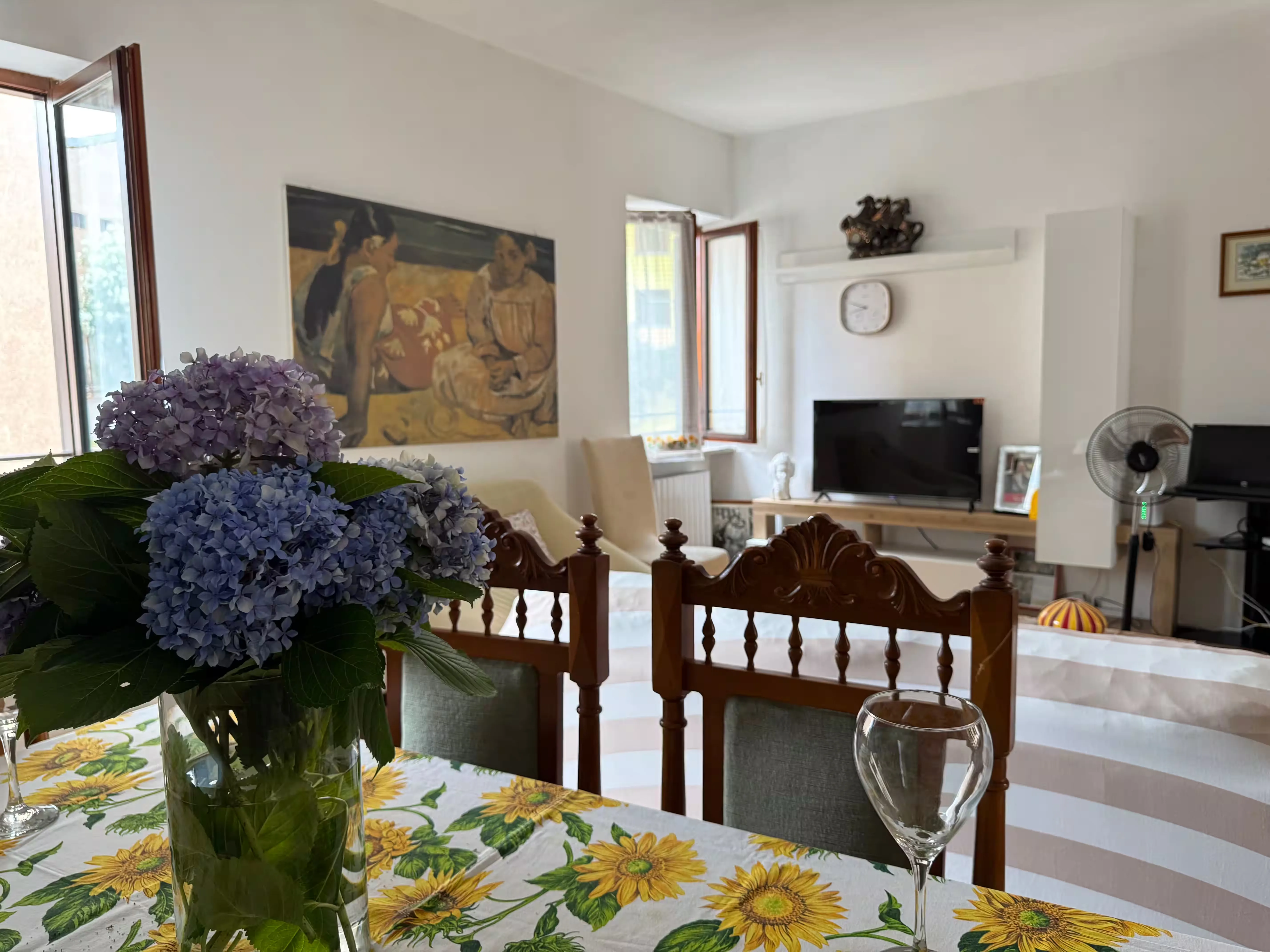 Sala da pranzo con tovaglia a girasoli e ortensie - Villa Sole Roasio