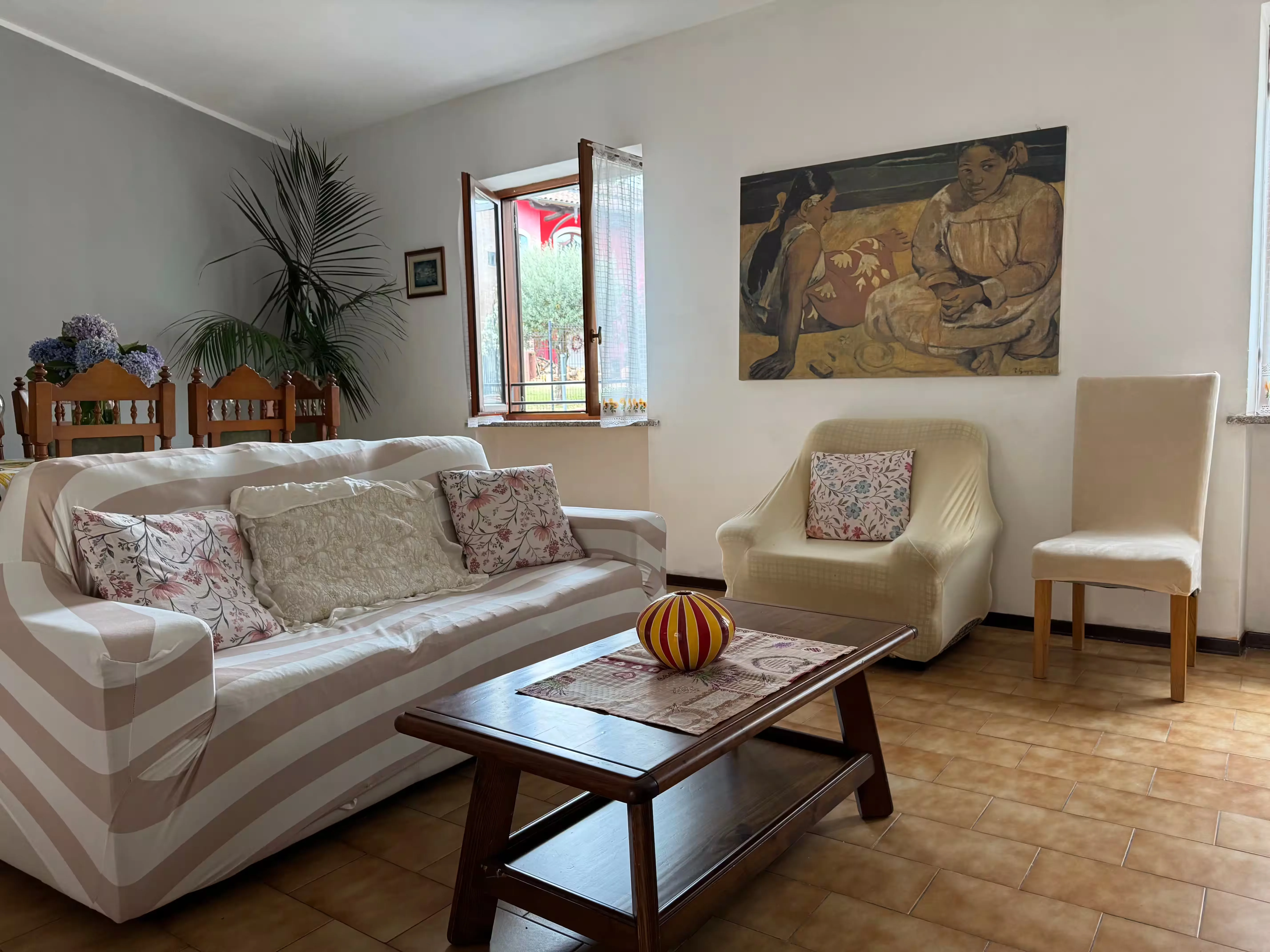Soggiorno accogliente con divano e pianta - Villa Sole Casa Famiglia