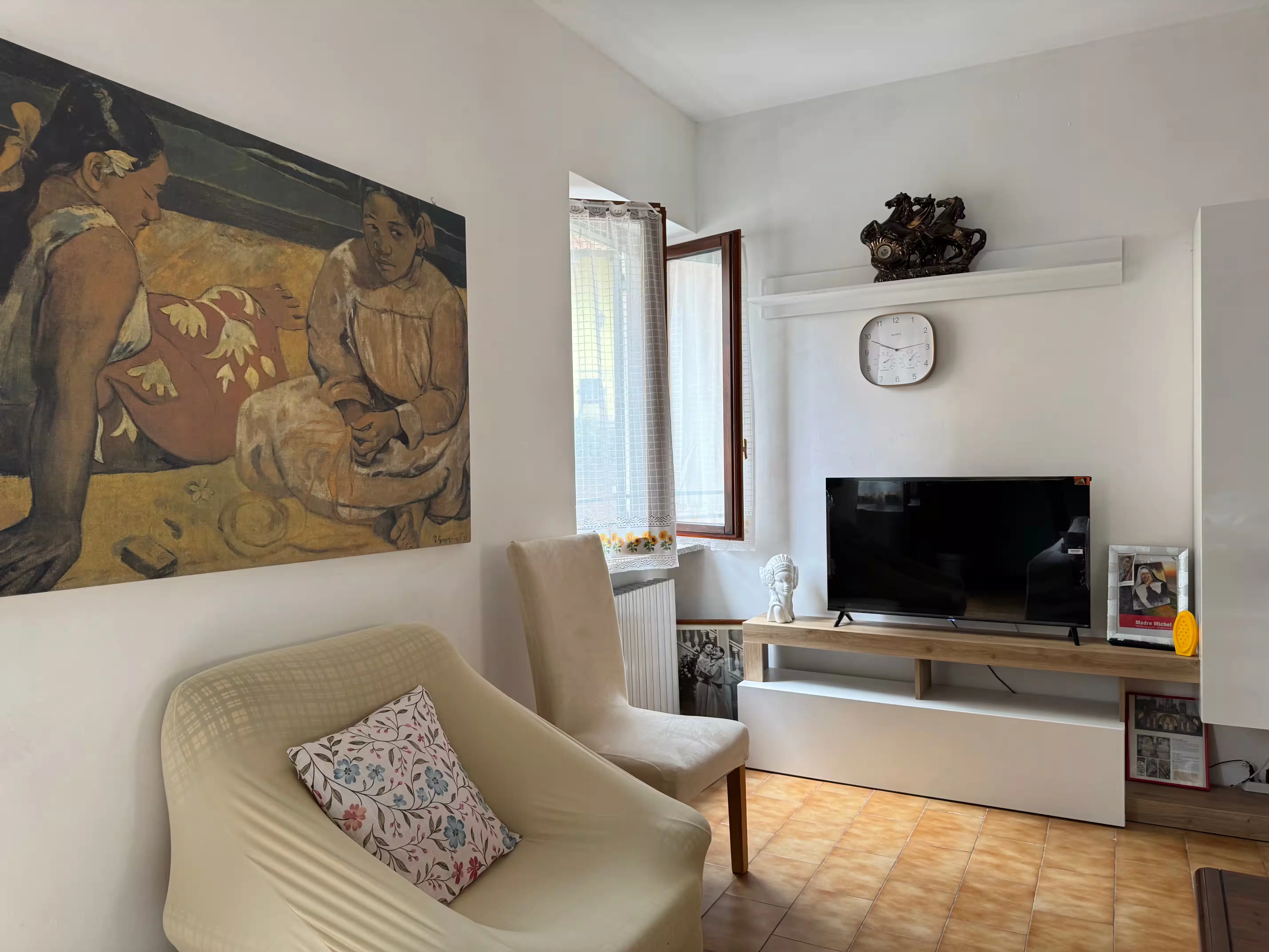 Zona soggiorno con TV e arredi classici - Villa Sole Roasio